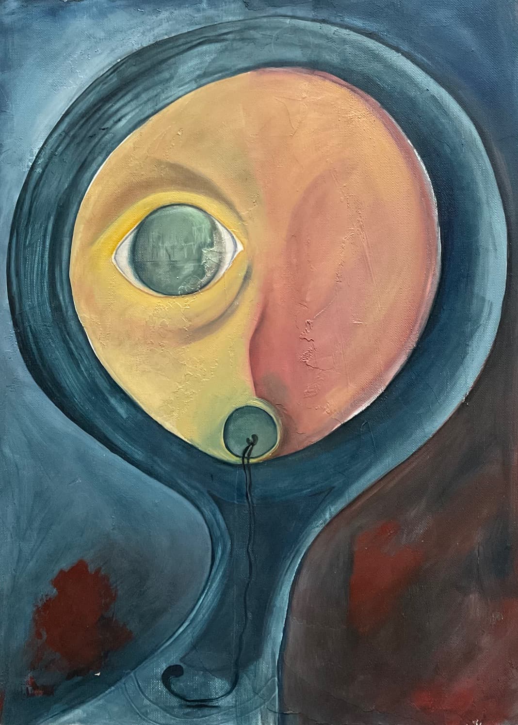 Pintura surrealista al óleo de figura circular con gran ojo verde sobre fondo azul teal oscuro con manchas rojizas, obra 'El Vigía' de Thania Liz Rojo