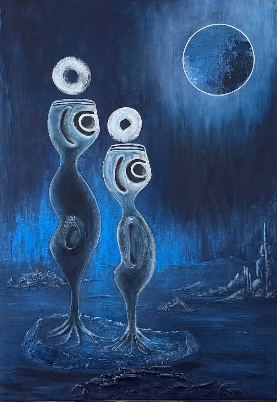 Óleo de dos figuras antropomórficas plateadas con cabezas circulares en paisaje nocturno azul profundo bajo luna llena, obra 'Vigilia Lunar' de Thania Liz Rojo